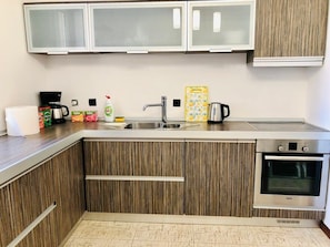 Fridge, oven, stovetop, coffee/tea maker - Joy City Stay George 12 (Timișoara)