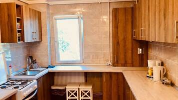 Frigorífico, horno, placa de cocina y cafetera o tetera