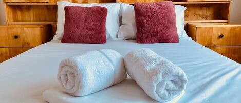 Tabla de planchar con plancha, wifi y ropa de cama