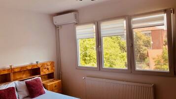 Iron/ironing board, WiFi, bed sheets