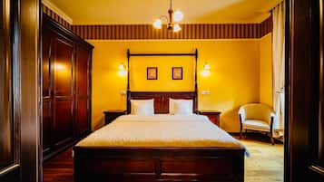 Desk, iron/ironing board, WiFi, bed sheets