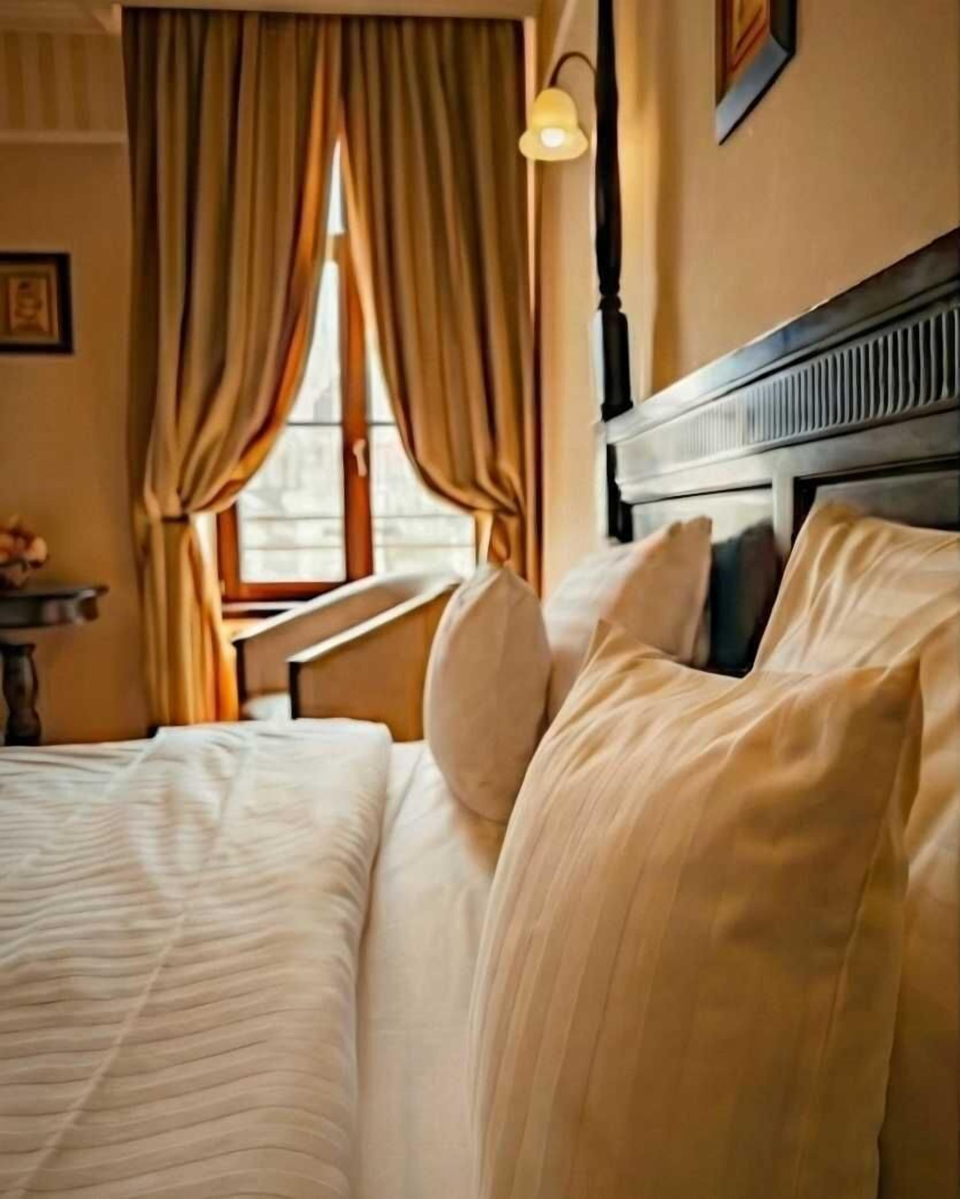 Escritorio, tabla de planchar con plancha, wifi y ropa de cama