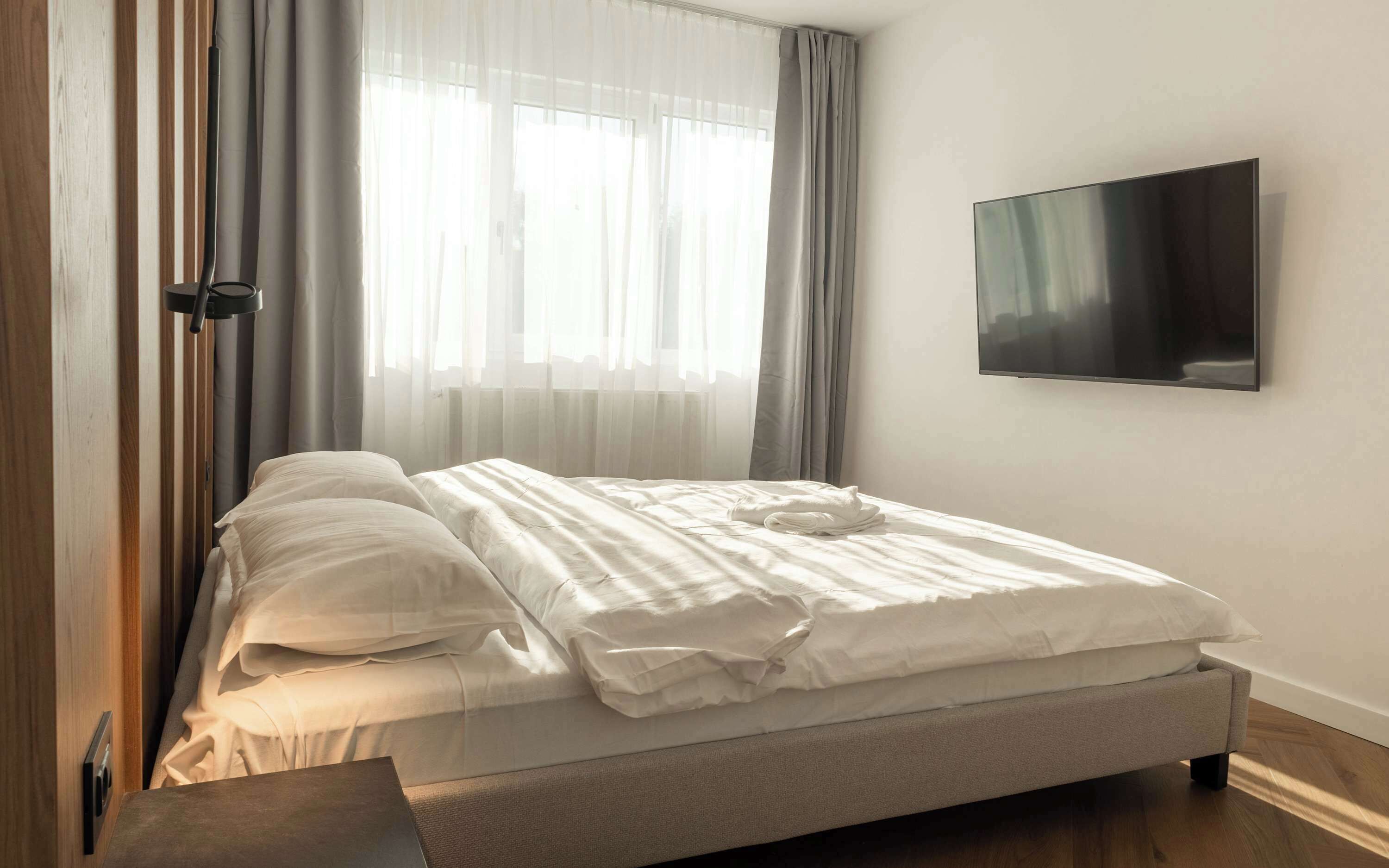 Iron/ironing board, WiFi, bed sheets