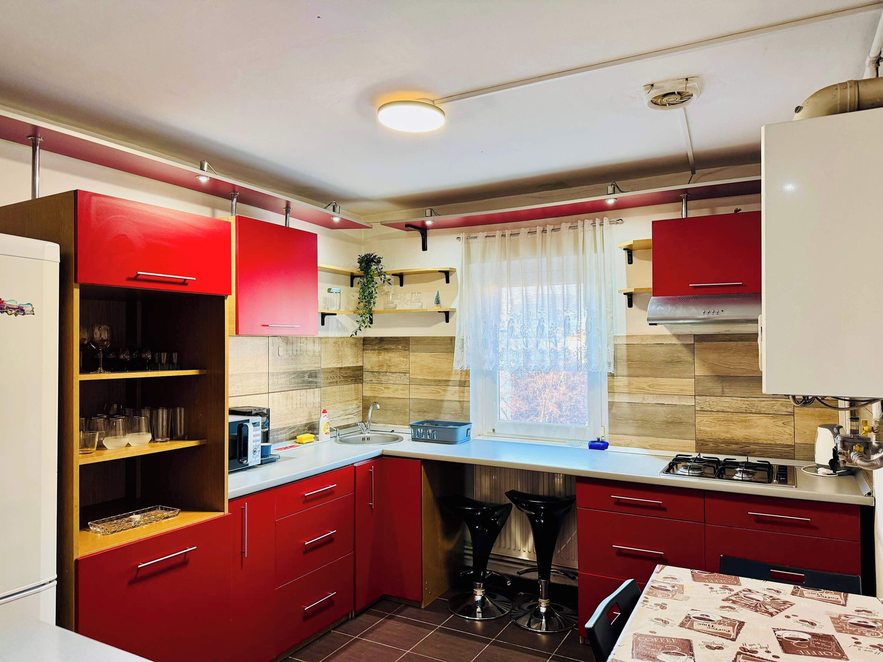 Frigorífico, microondas, horno y placa de cocina