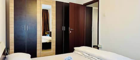 Desk, iron/ironing board, WiFi, bed sheets