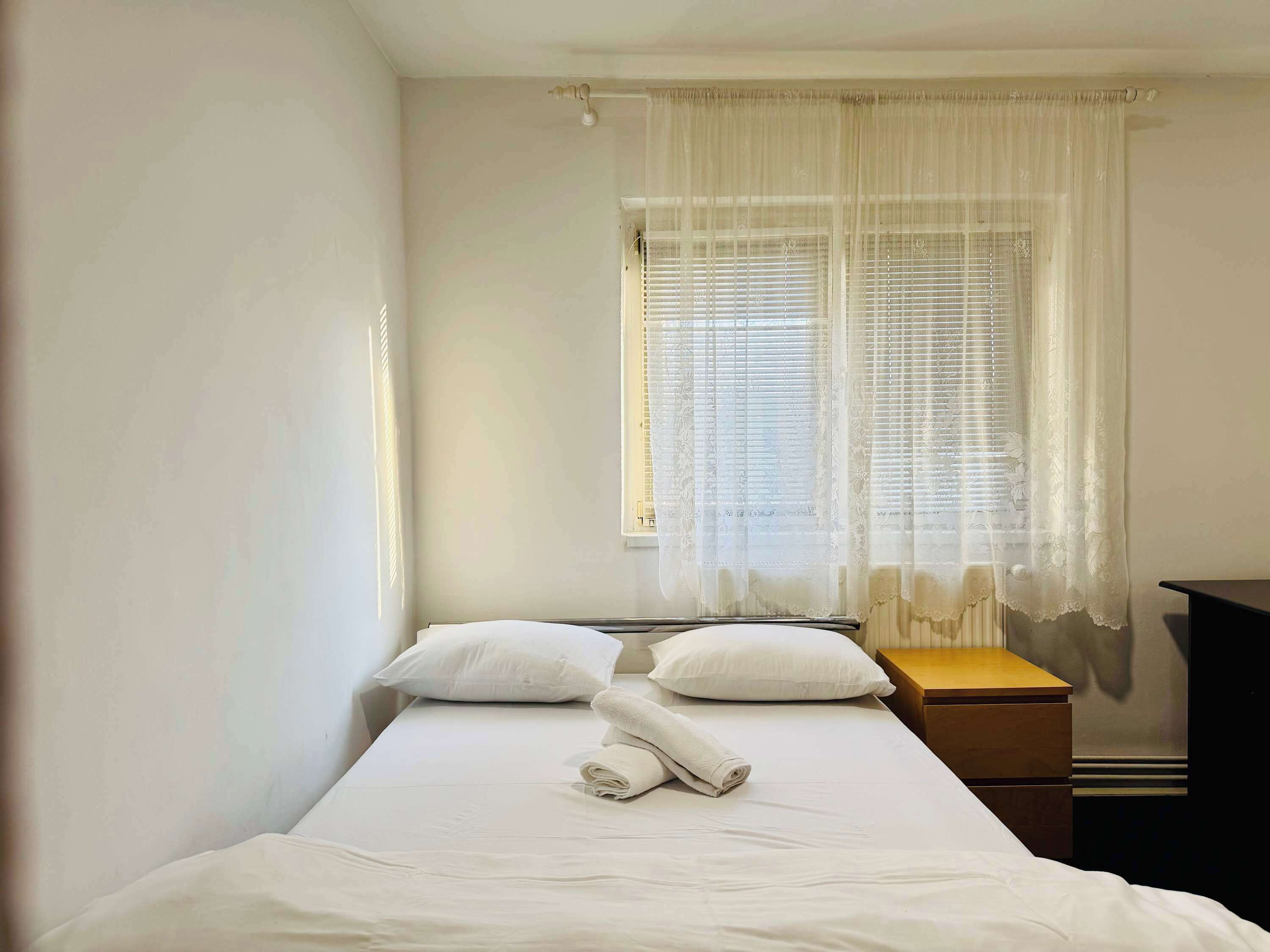 Desk, iron/ironing board, WiFi, bed sheets