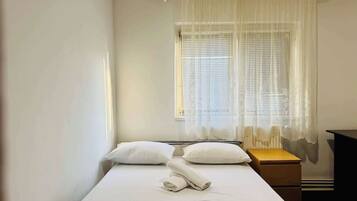 Desk, iron/ironing board, WiFi, bed sheets