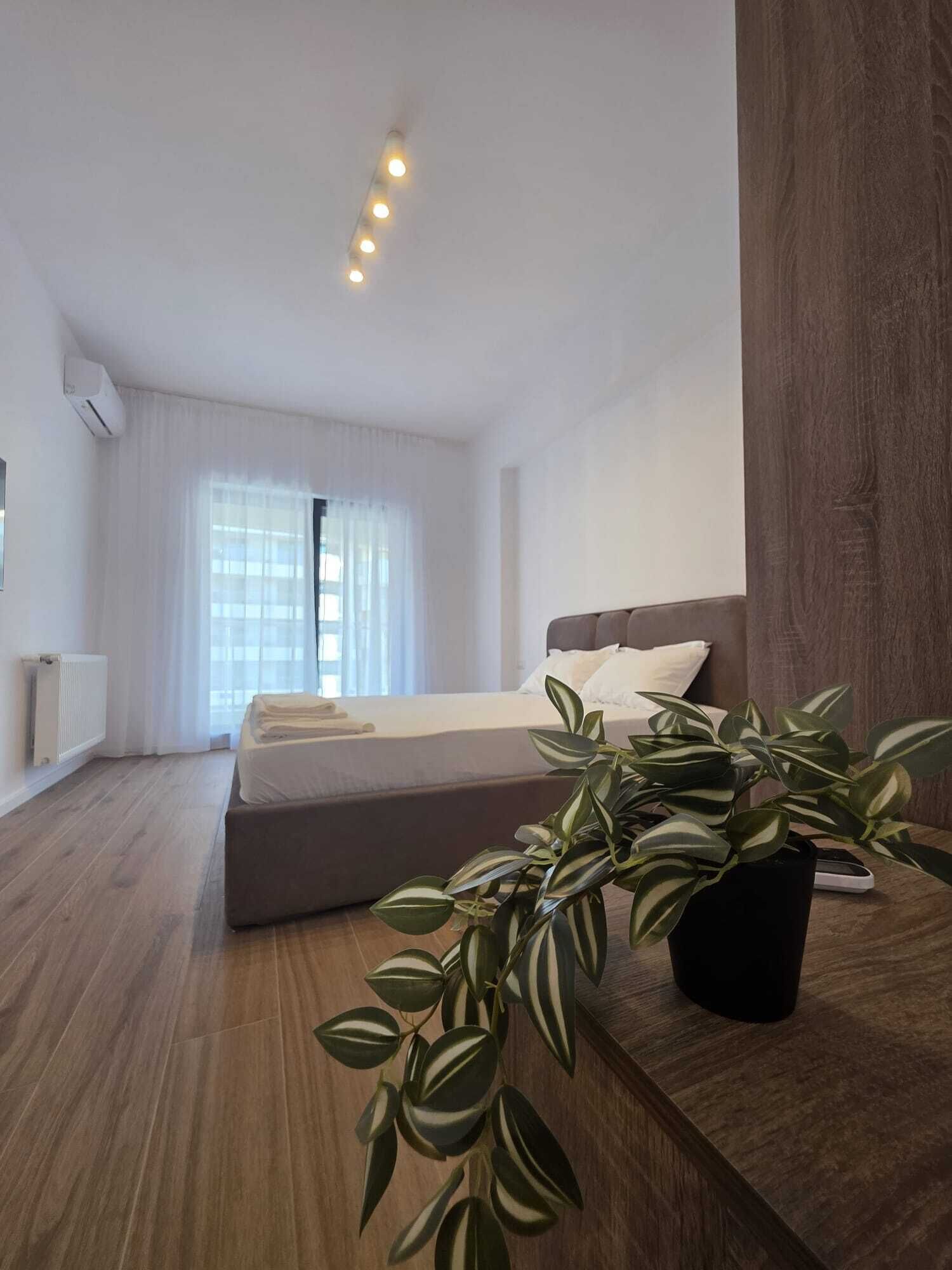 Tabla de planchar con plancha, wifi y ropa de cama 