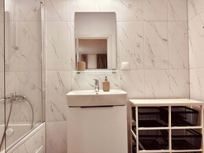 Een douche, een haardroger, handdoeken, shampoo