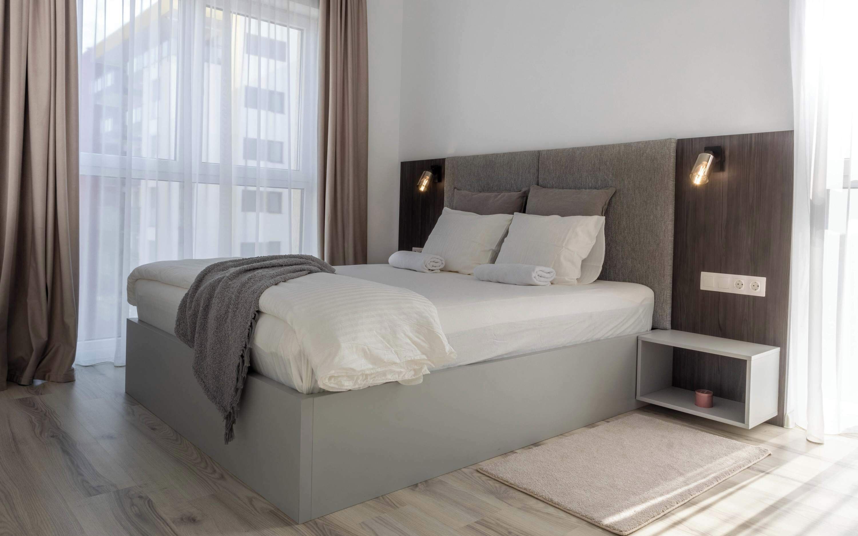 Desk, iron/ironing board, WiFi, bed sheets