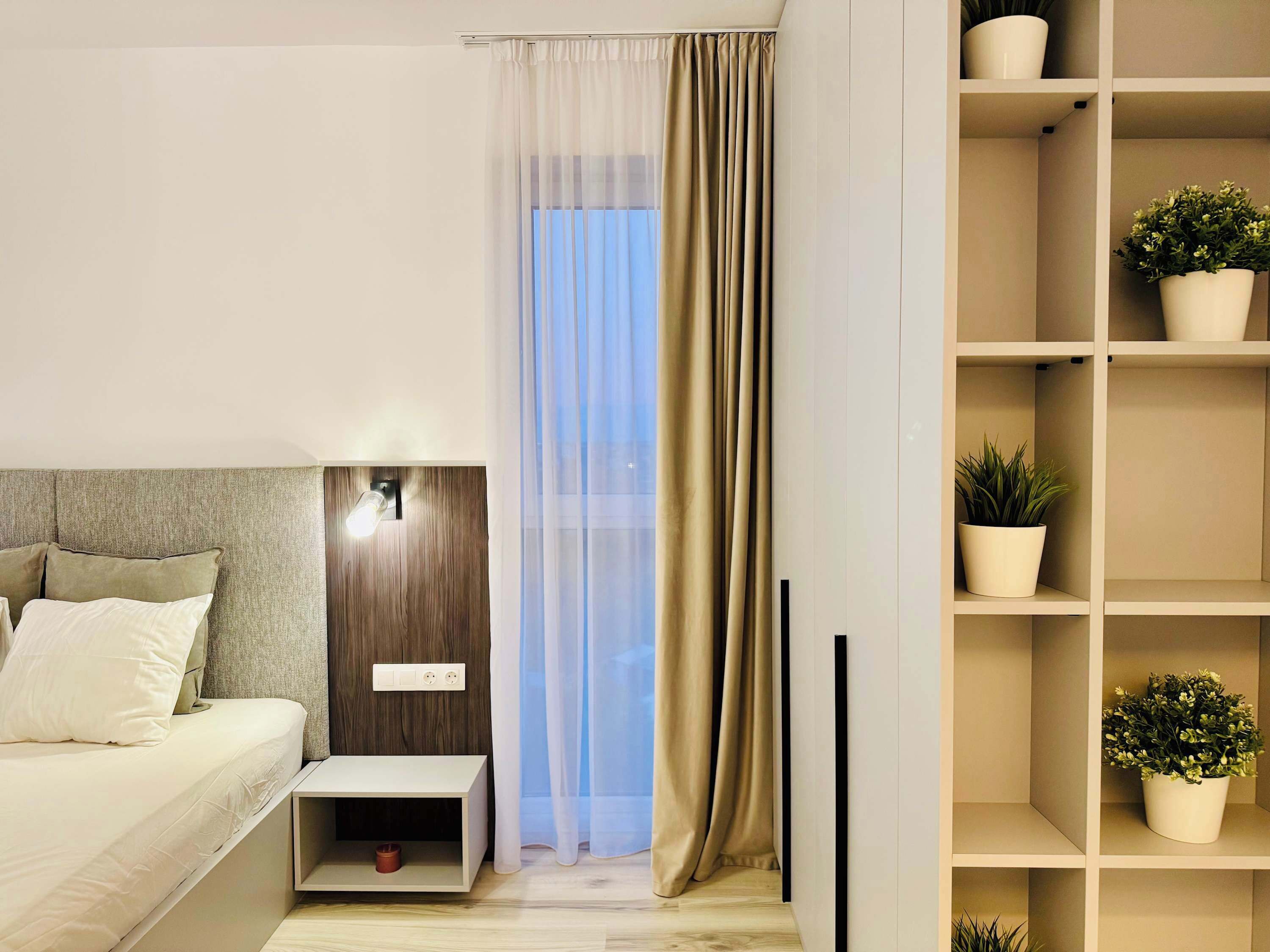 Desk, iron/ironing board, WiFi, bed sheets