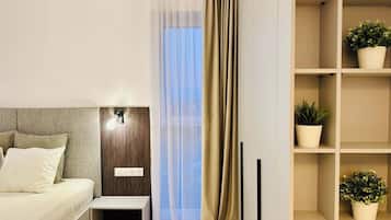 Desk, iron/ironing board, WiFi, bed sheets