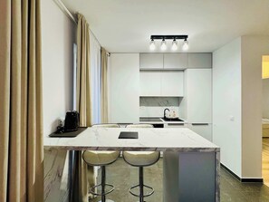 Réfrigérateur, micro-ondes, plaque de cuisson, lave-vaisselle