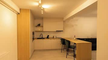 Frigorifero, forno, piano cottura, lavastoviglie
