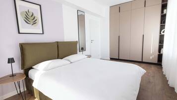 Desk, iron/ironing board, WiFi, bed sheets