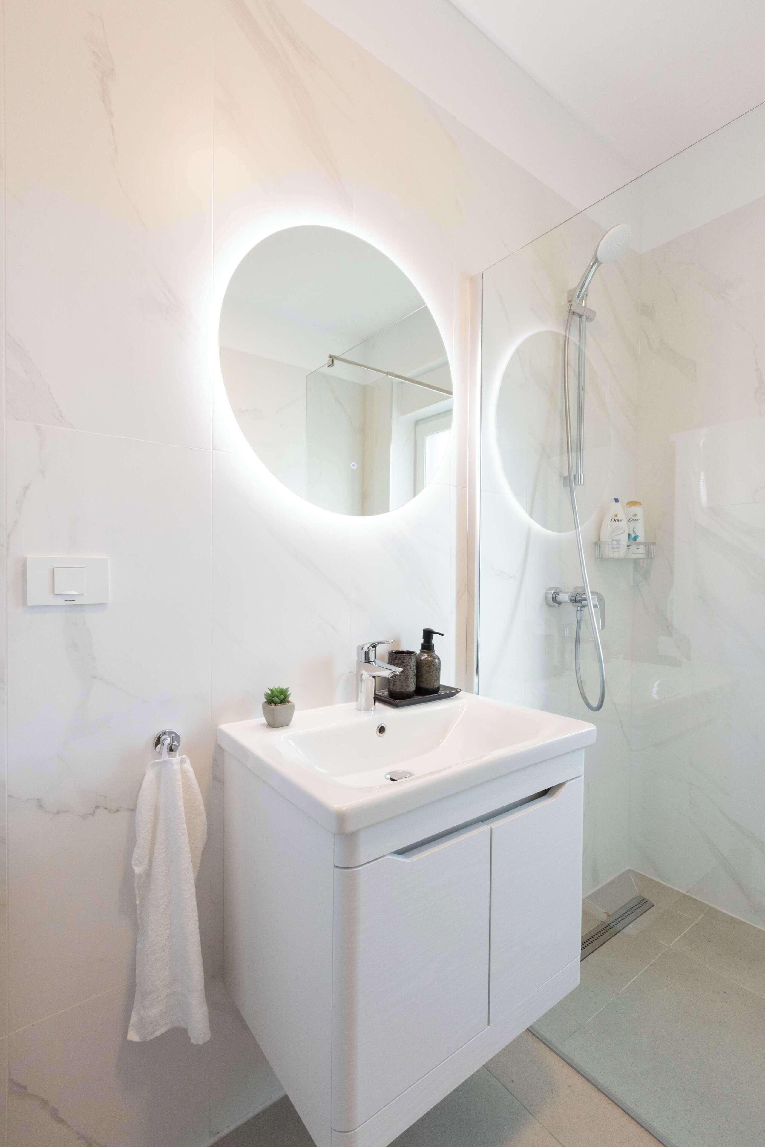 Dusche, Haartrockner, Handtücher, Shampoo