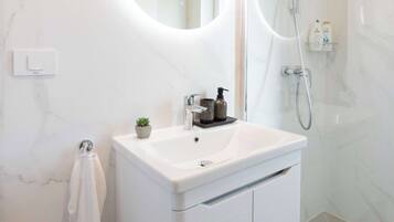 Dusche, Haartrockner, Handtücher, Shampoo