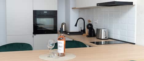 Fridge, oven, stovetop, dishwasher
