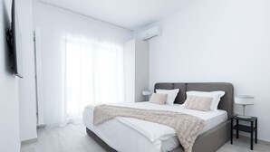 Une chambre à coucher moderne avec un lit, des lampes de chevet et une fenêtre avec des rideaux.