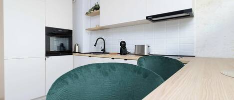 Fridge, oven, stovetop, dishwasher