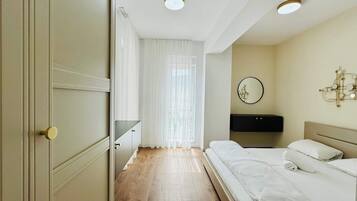 Desk, iron/ironing board, WiFi, bed sheets