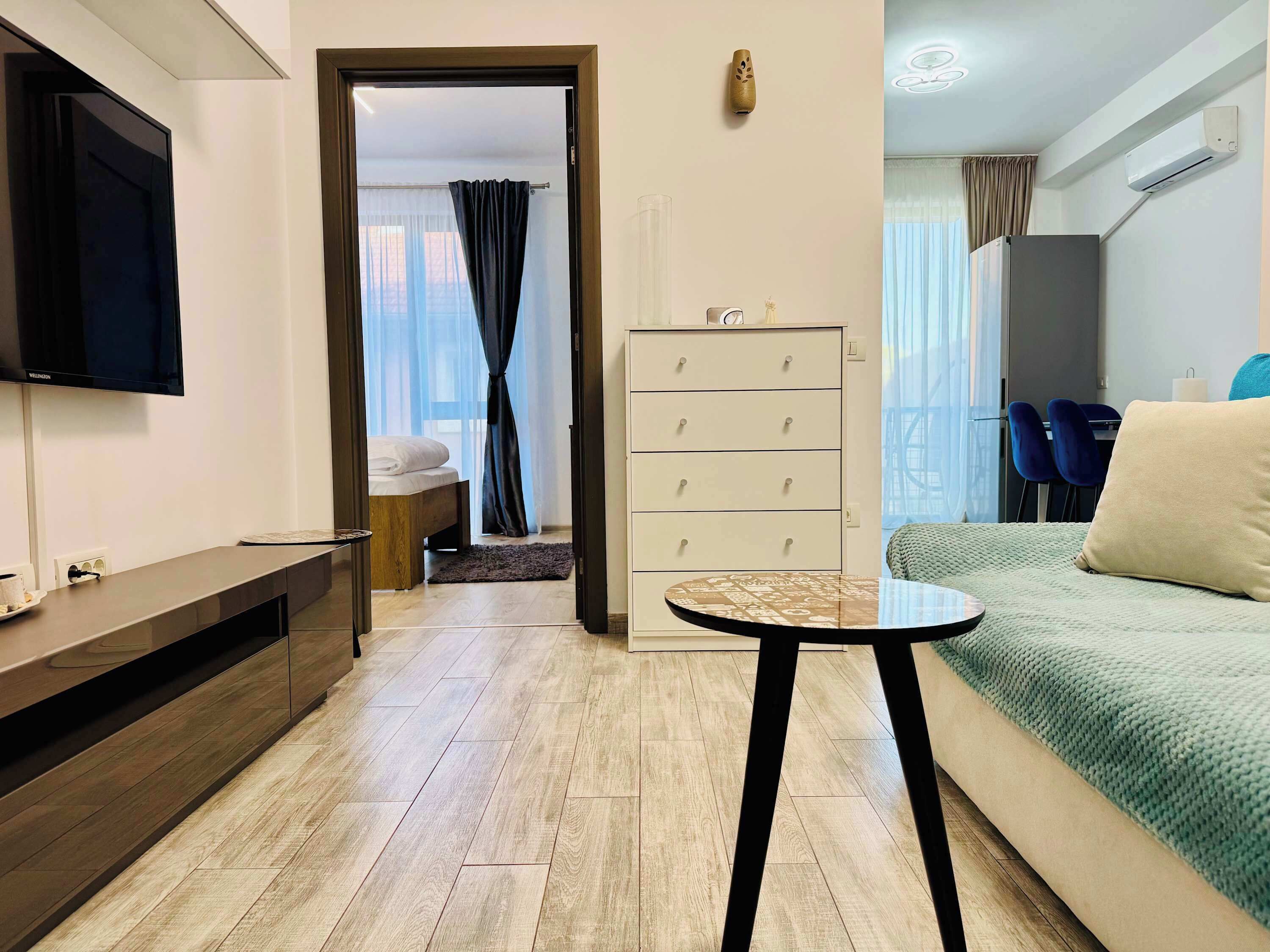 Tabla de planchar con plancha, wifi, ropa de cama