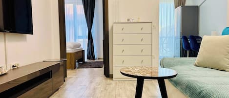 Iron/ironing board, WiFi, bed sheets