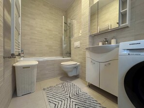 Shower, hair dryer, towels - Joy City Stay Mangalia 5 (Timișoara)