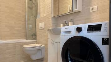 Een douche, een haardroger, handdoeken