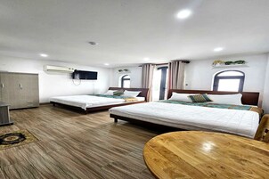 Habitación familiar doble, vistas a la ciudad | Escritorio y wifi gratis