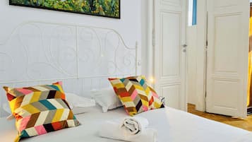 Desk, iron/ironing board, WiFi, bed sheets