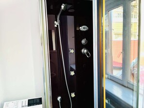Dusche, Haartrockner, Handtücher