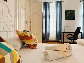 Escritorio, tabla de planchar con plancha, wifi y ropa de cama 
