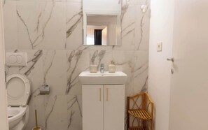 Een douche, een haardroger, handdoeken, shampoo