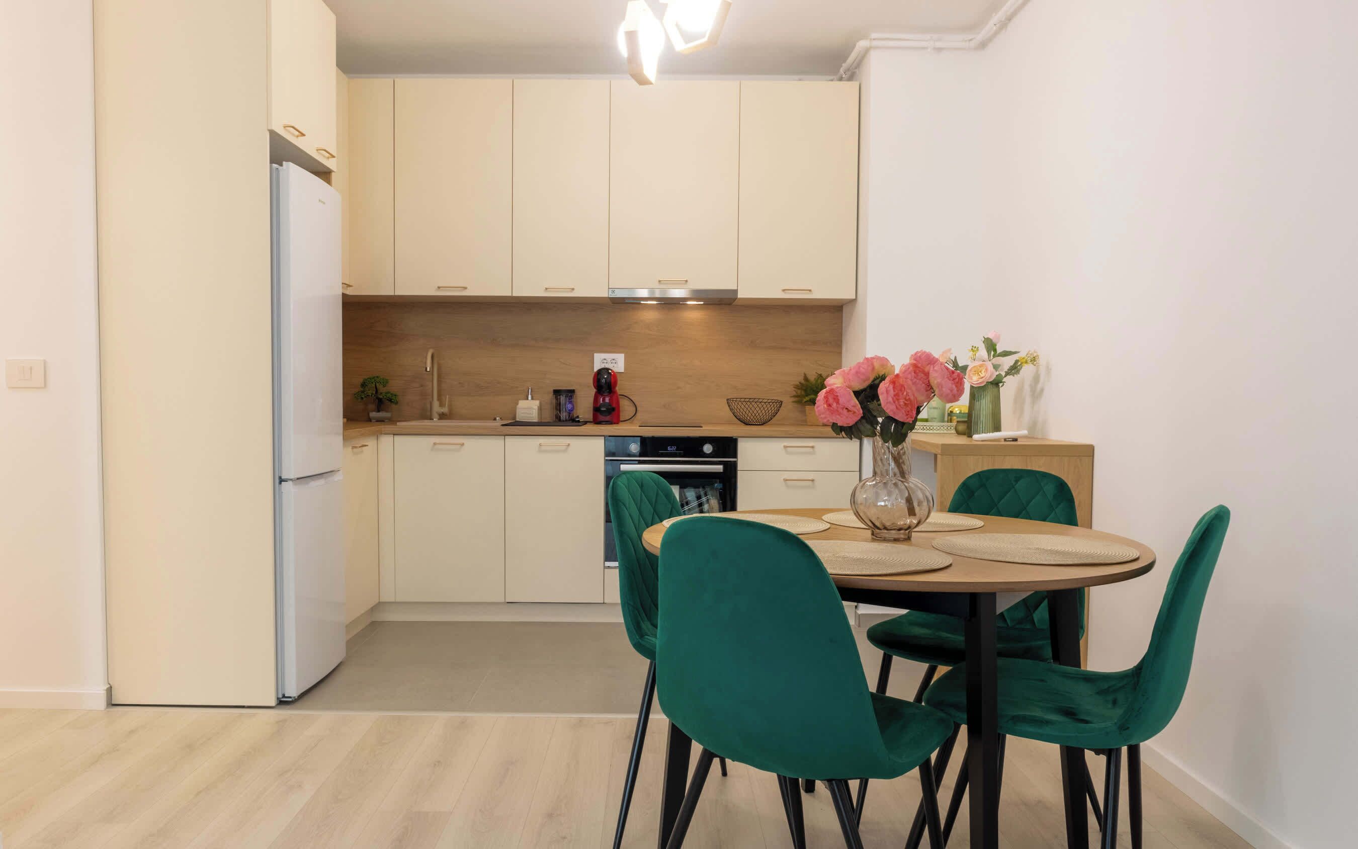 Frigorífico, microondas, placa de cocina y lavavajillas