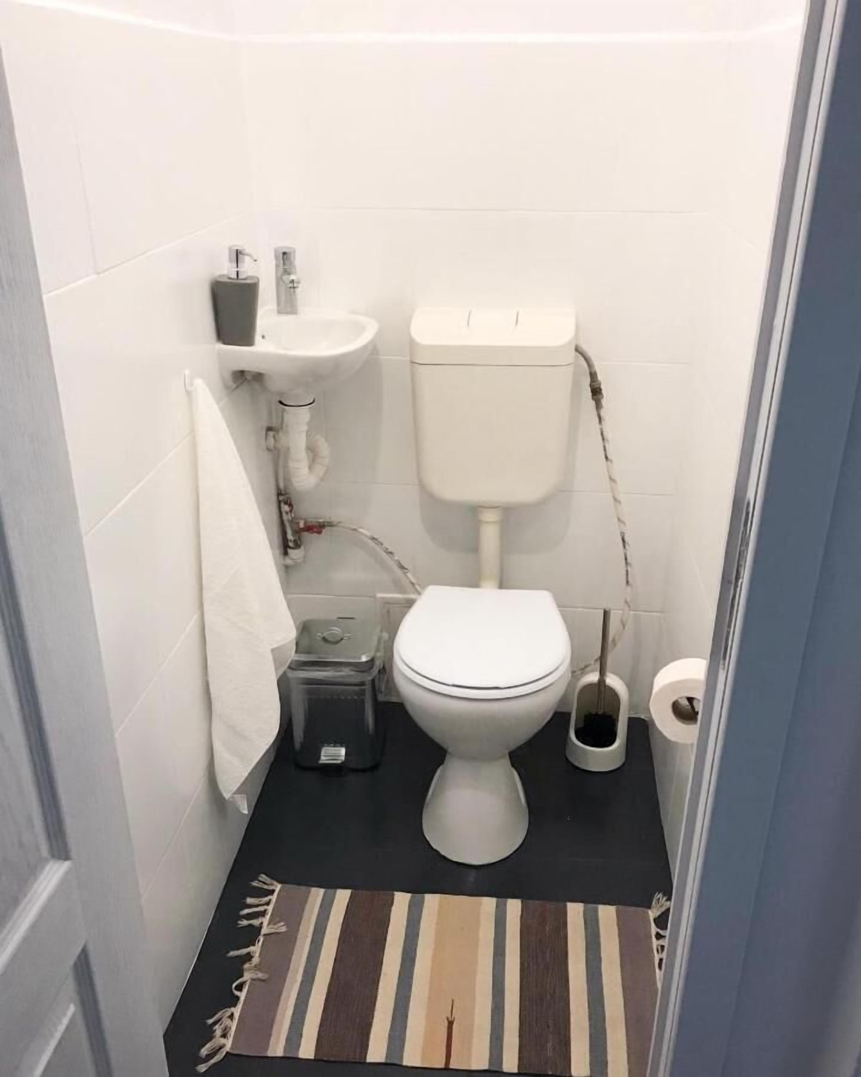 Douche, séchoir à cheveux, serviettes fournies, shampooing