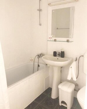 Shower, hair dryer, towels, shampoo - Joy City Stay Victoriei 7E-30 2 (Timișoara)
