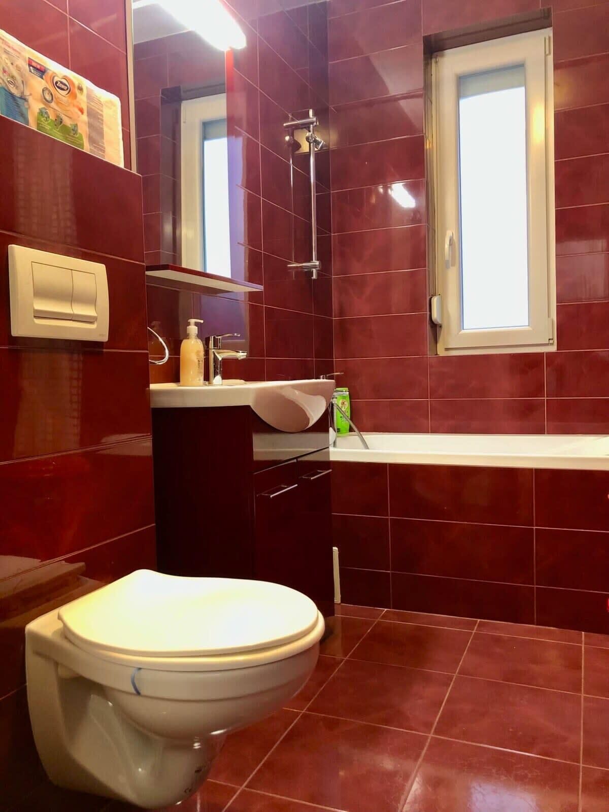 Een douche, een haardroger, handdoeken, shampoo