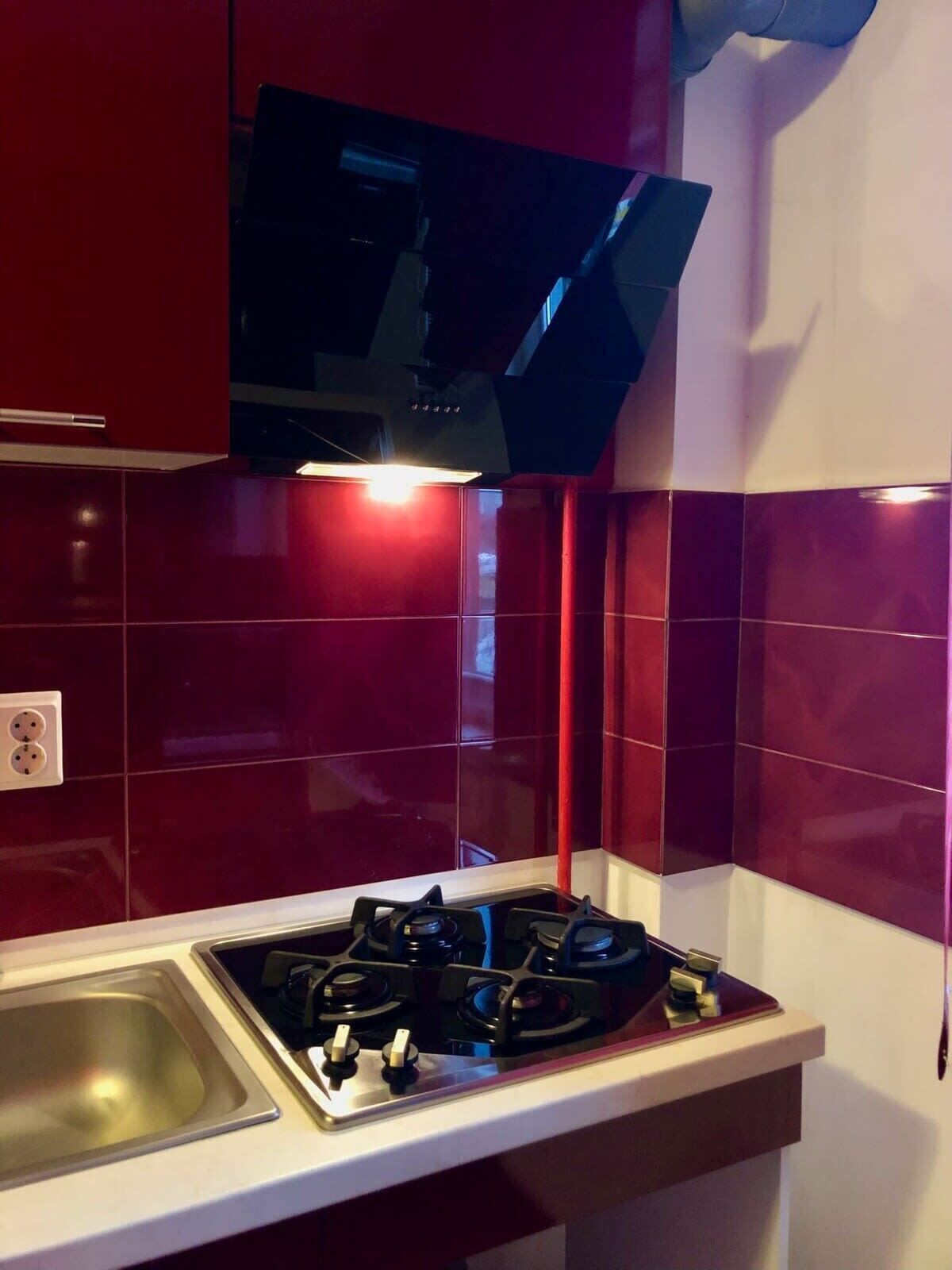 Fridge, oven, stovetop, coffee/tea maker