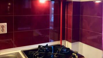 Fridge, oven, stovetop, coffee/tea maker