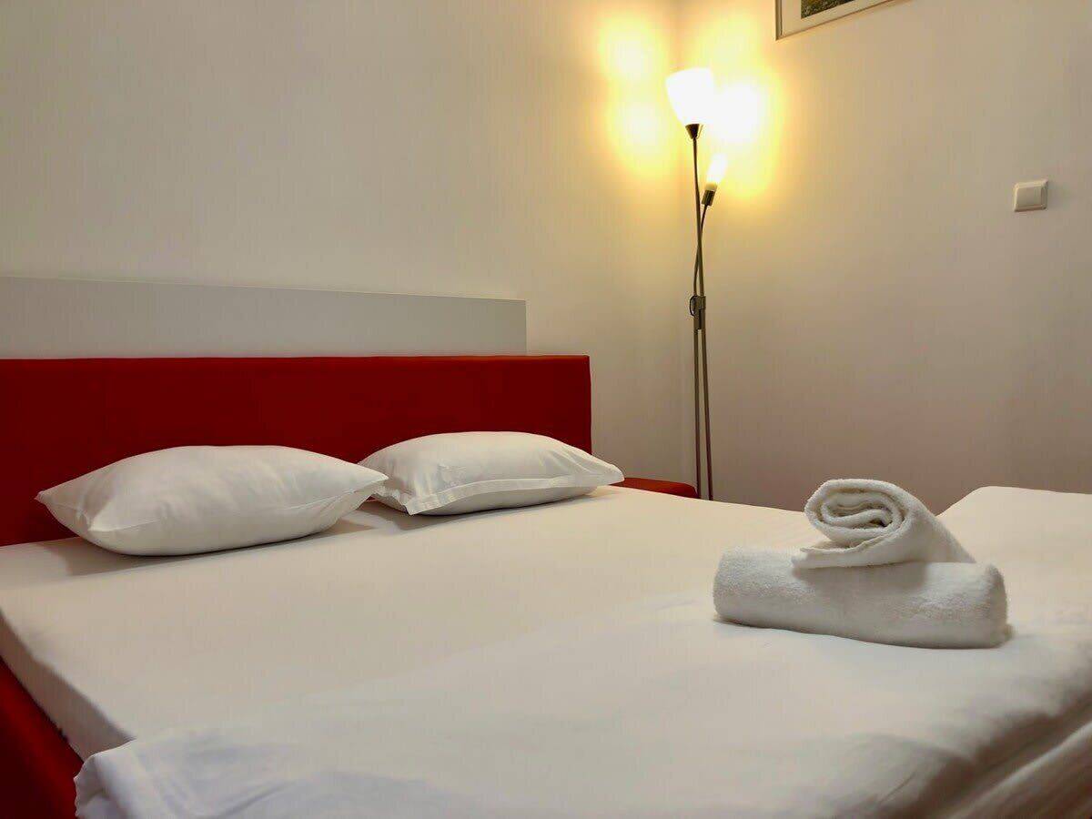 Iron/ironing board, WiFi, bed sheets