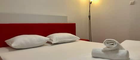 Tabla de planchar con plancha, wifi y ropa de cama