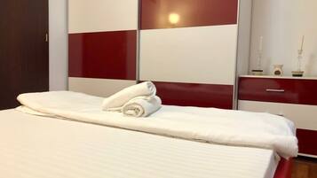 Tabla de planchar con plancha, wifi y ropa de cama