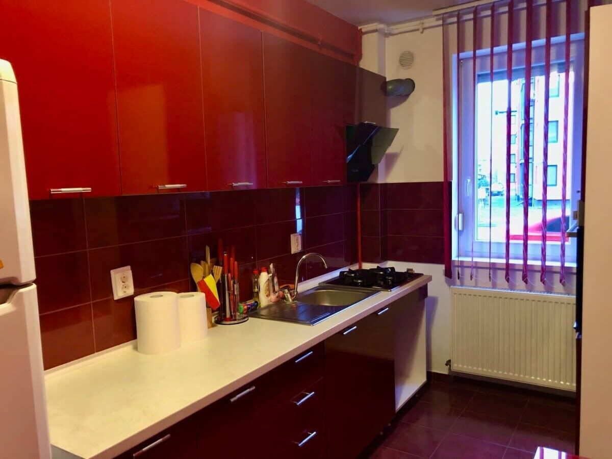 Kühlschrank, Ofen, Herdplatte, Wasserkocher mit Kaffee-/Teezubehör