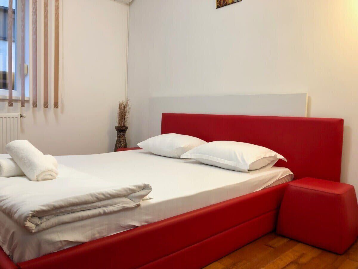 Tabla de planchar con plancha, wifi y ropa de cama 