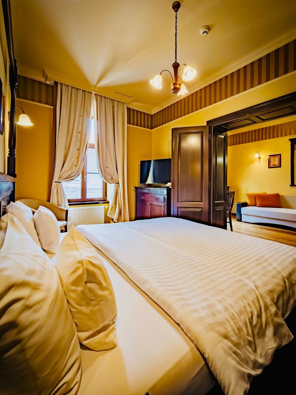 Desk, iron/ironing board, WiFi, bed sheets