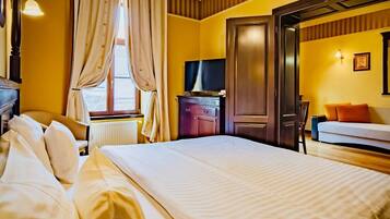 Desk, iron/ironing board, WiFi, bed sheets