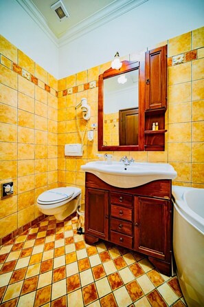 Shower, hair dryer, towels, shampoo - Joy City Stay Romantic Retreat & City Vibe (Timișoara)
