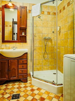 Ducha, artículos de higiene personal gratuitos y secador de pelo