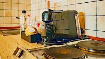 Micro-ondes, plaque de cuisson, bouilloire électrique, chaise haute